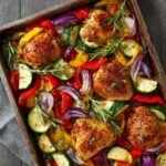 Blechpfanne mit Gemüse und Hähnchen