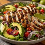 Gegrillter Hähnchen-Avocado-Salat