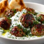 Griechische Fleischbällchen-Schüssel mit Tzatziki