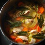 Hausgemachte Hühnerbrühe