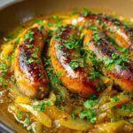 Hähnchenwürste in Zwiebelsoße
