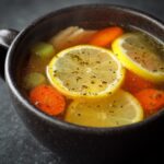 Hühnerbrühe mit Ingwer und Zitrone