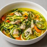Keto Hühnersuppe mit Zucchini-Nudeln