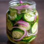 Schnell eingelegte Gurken und Zwiebeln