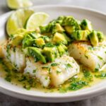 Tropischer Kokos-Limetten-Fisch mit cremiger Avocado-Salsa