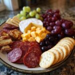 wurst und käseplatte anrichten