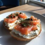 Bagel mit Frischkäse und Lachs