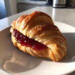 Croissant mit Marmelade