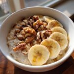 Haferbrei (Porridge) mit Banane und Nüssen