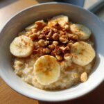 Haferbrei (Porridge) mit Banane und Nüssen