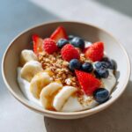 Joghurt mit Müsli und frischen Früchten