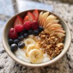 Joghurt mit Müsli und frischen Früchten