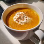 Kürbissuppe mit Crème fraîche und Muskat