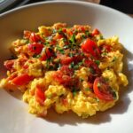 Rührei mit Tomaten und Kräutern