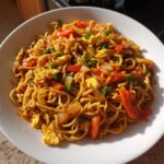 gebratene nudeln mit gemuese und ei