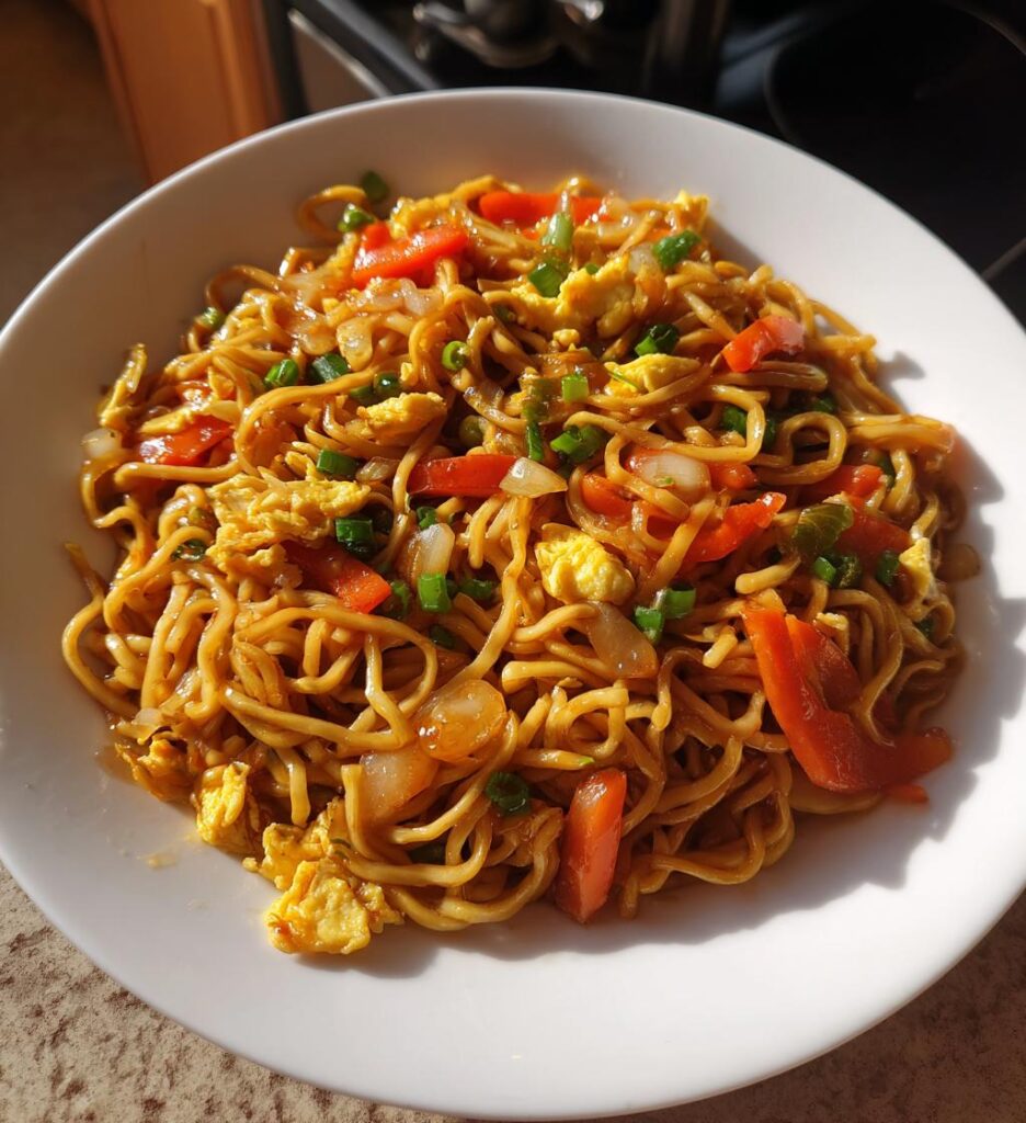 gebratene nudeln mit gemuese und ei