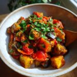 orientalische auberginenpfanne mit gewuerzen