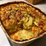 vegetarischer kartoffelauflauf mit zucchini karotten und zwiebeln